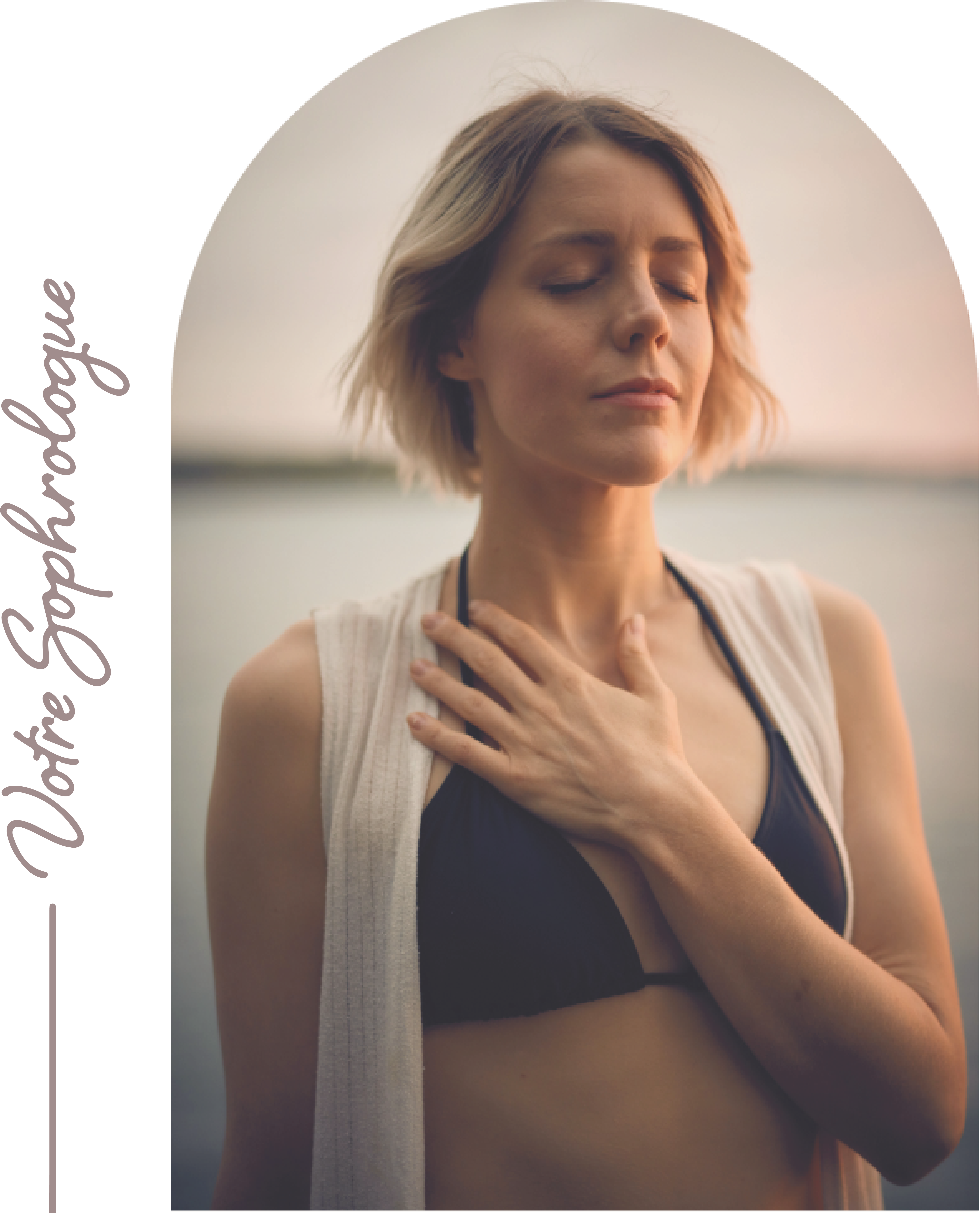photo de Yvette, sophrologue certifiée, se touchant le coeur pour montrer la détente et le respect de soi